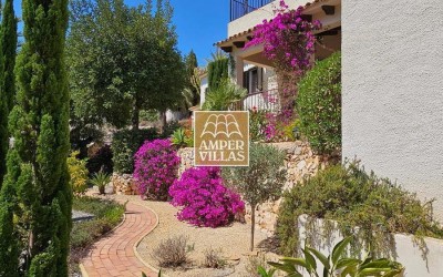 Preciosa y encantadora villa con privacidad y buenas vistas.